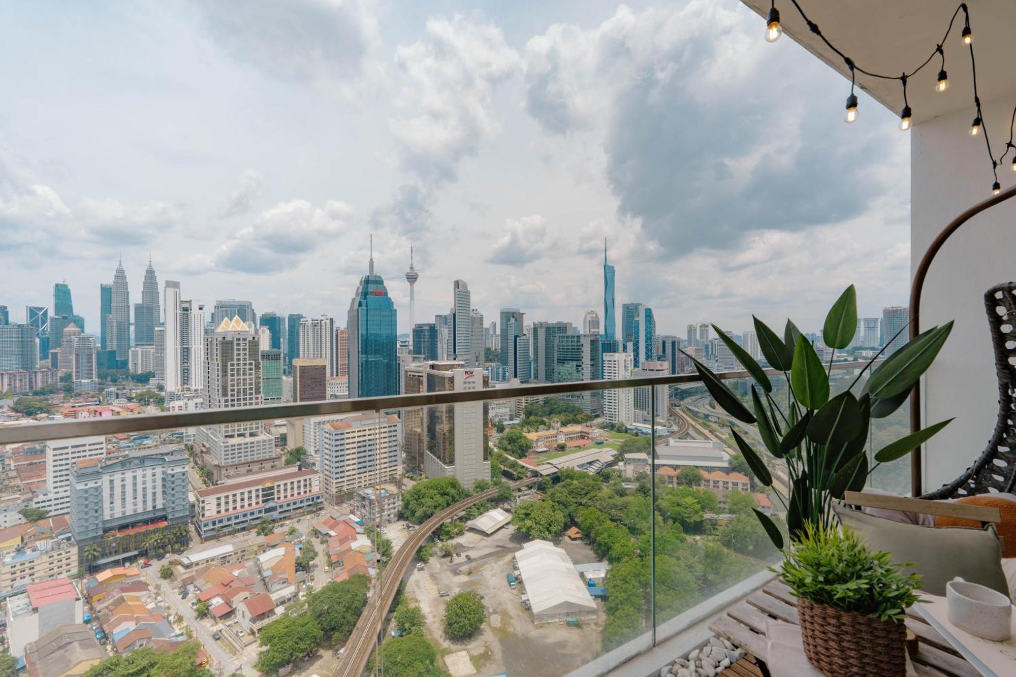 Suites & Residences @ Regalia By Plc Куала Лумпур Екстериор снимка